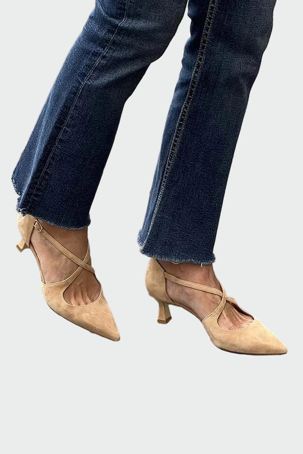 Τακούνια με μυτερή μύτη και χιαστί λουράκια