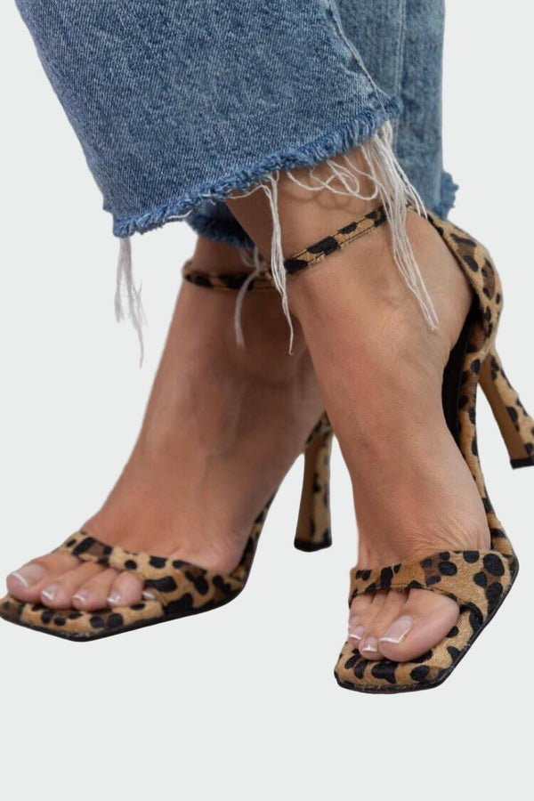 Ψηλά τακούνια με στάμπα ζώου