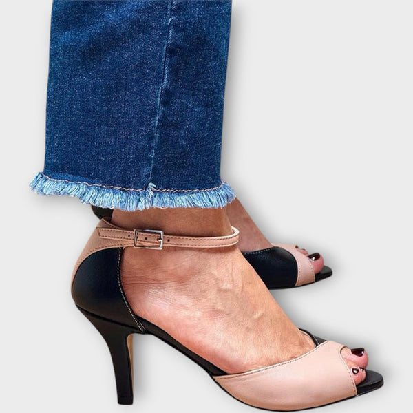 Μπότες με μέτριο τακούνι και λουράκι στον αστράγαλο