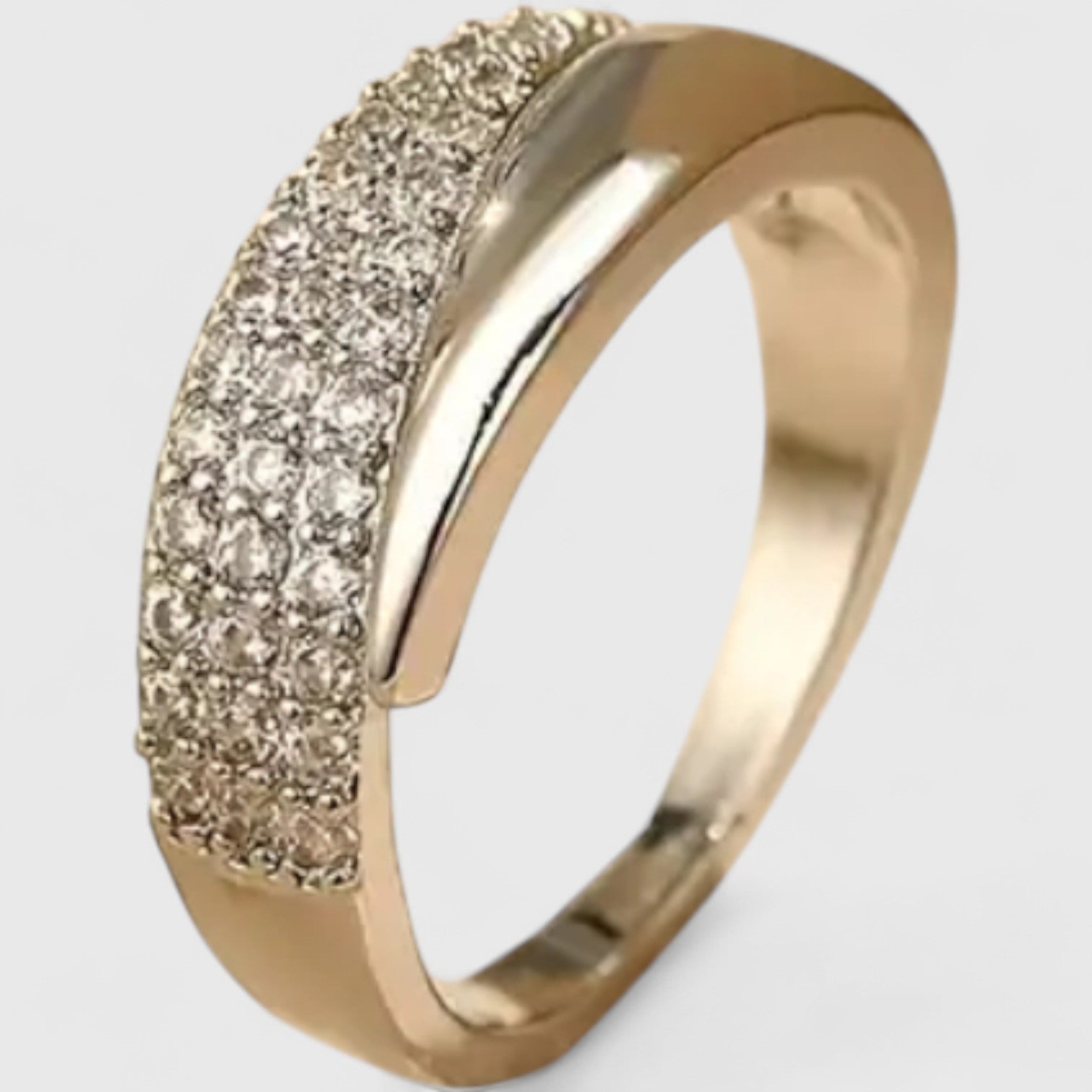 Ινώ - Κομψό χρυσό δαχτυλίδι με λαμπερά πετράδια