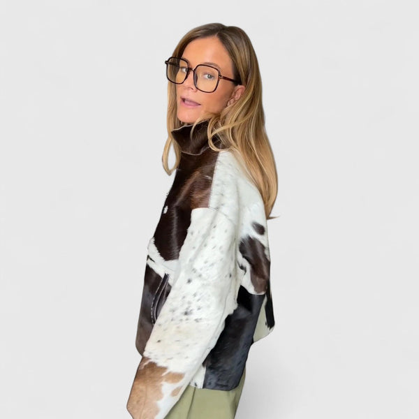 Κλειώ - Εκτυπωμένο μπλουζάκι με άνετη γραμμή και καλλιτεχνικό χαρακτήρα